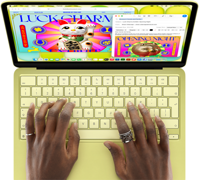 MacBook Neo, color amarillo cítrico, manos en el teclado, alguien está redactando un email con una invitación a una exposición de arte, el sitio web del evento está abierto al lado