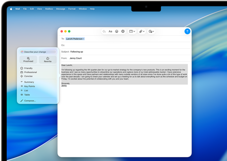 Pantalla de una MacBook Air que muestra Herramientas de Escritura de Apple Intelligence redactando un email