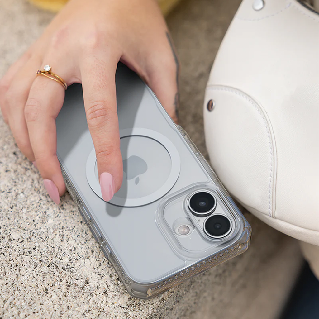 ItSkins Hybrid R Funda Transparente con MagSafe para iPhone 17 - Transparente