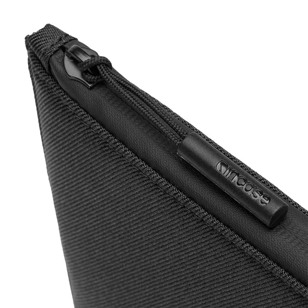 Incase Facet Sleeve para MacBook Pro 14" en Sarga Reciclada - Negro